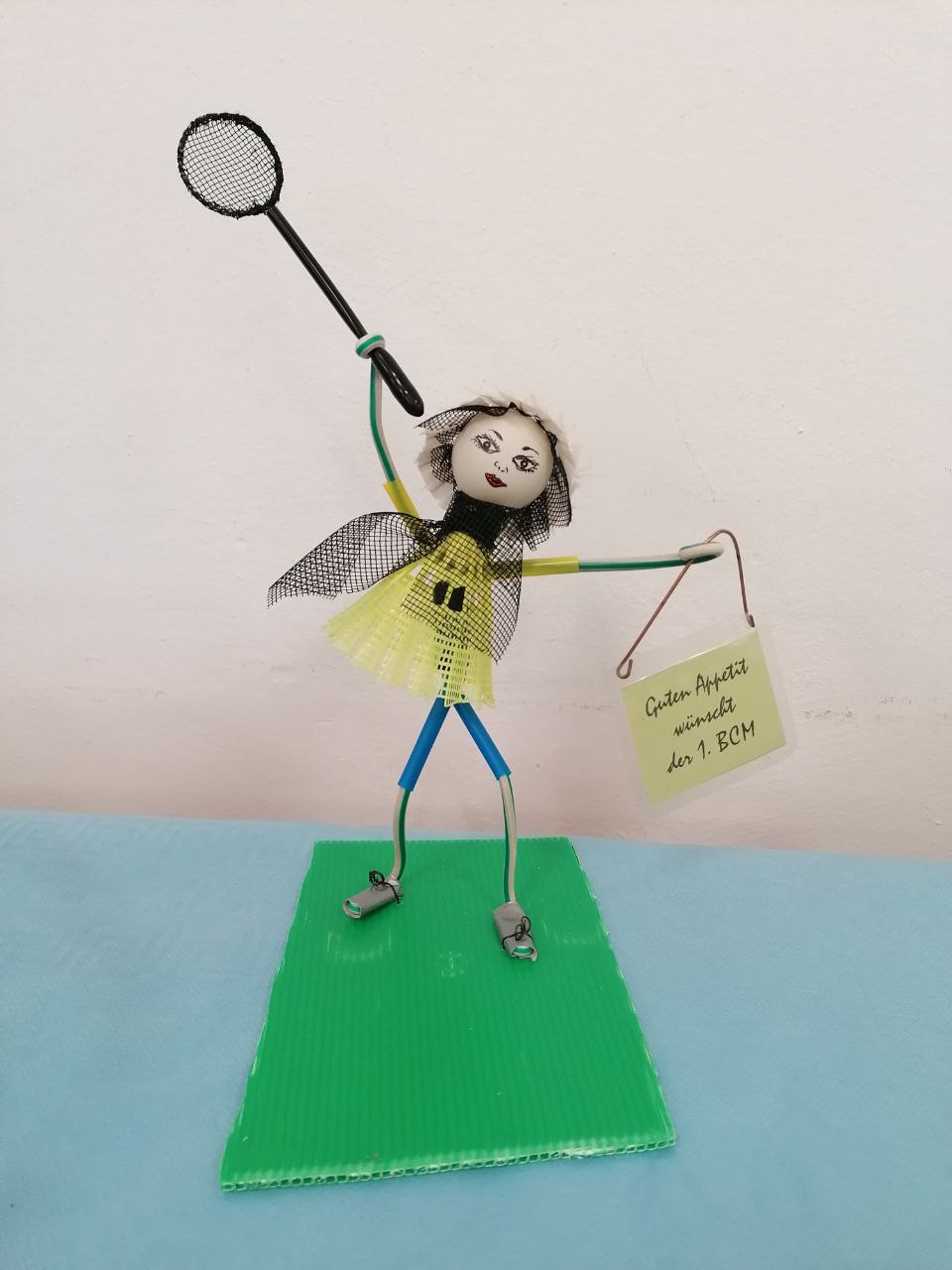 Badmintonkunst am Buffet.jpg